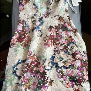 ⭐️ BRAND NEW w/TAGS ⭐️ Sweetheart strapless floral cream lace dress.